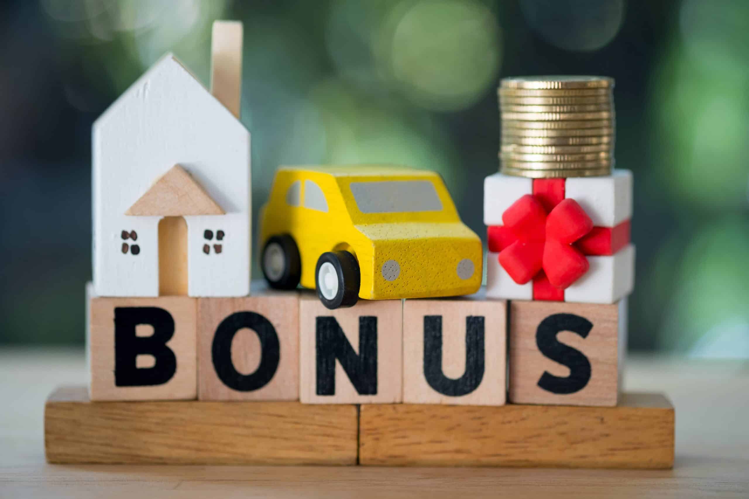 Avantage en nature véhicule 2025 : bonus, voiture de fonction et pouvoir d’achat Blocs en bois formant le mot BONUS avec une petite voiture jaune, une maison et une pile de pièces pour illustrer l’avantage en nature véhicule 2025 et son impact financier.